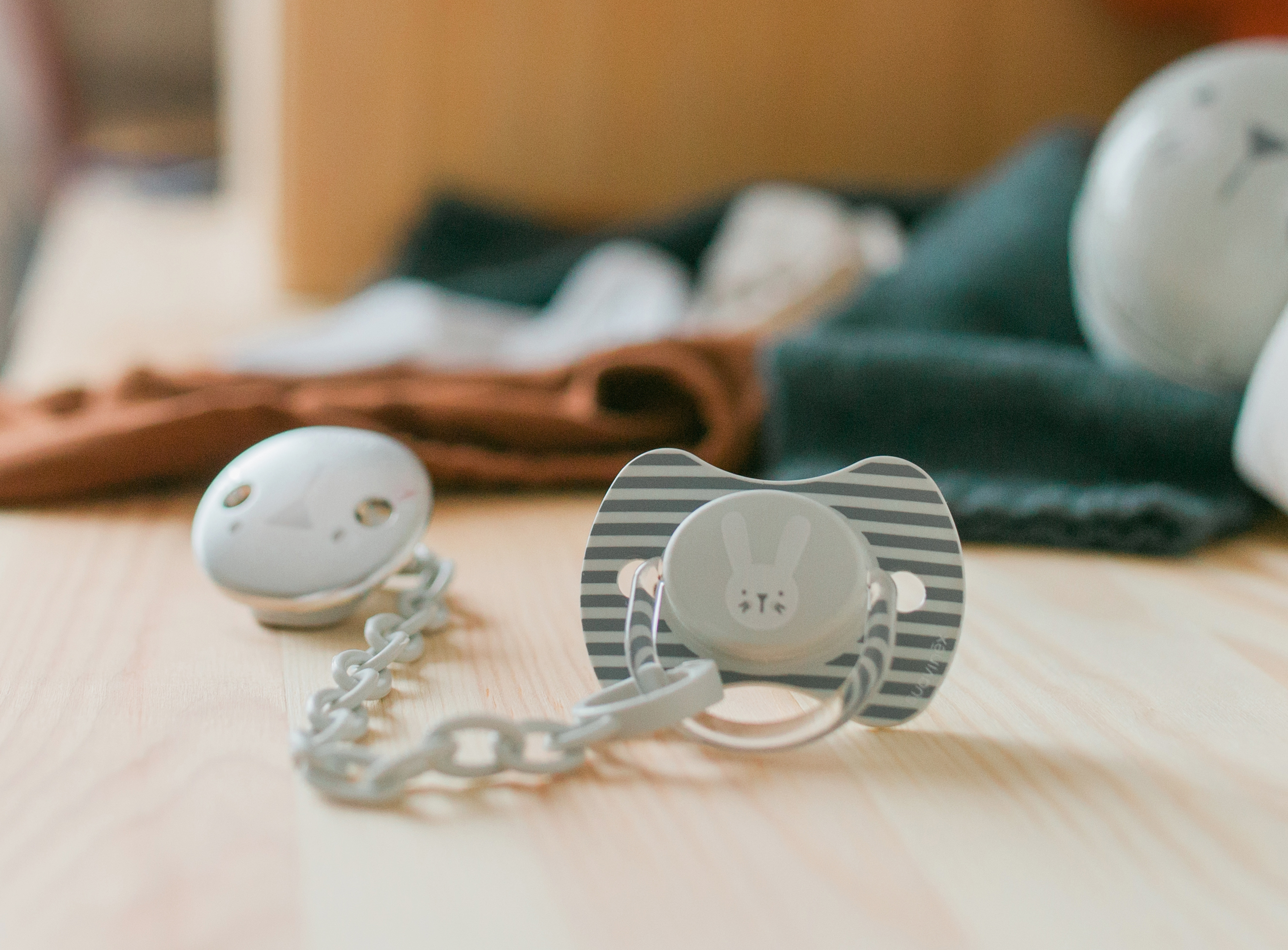 PREMIUM Cumlík HYGGE 6-18 m PRÚŽKY - SIVÁ